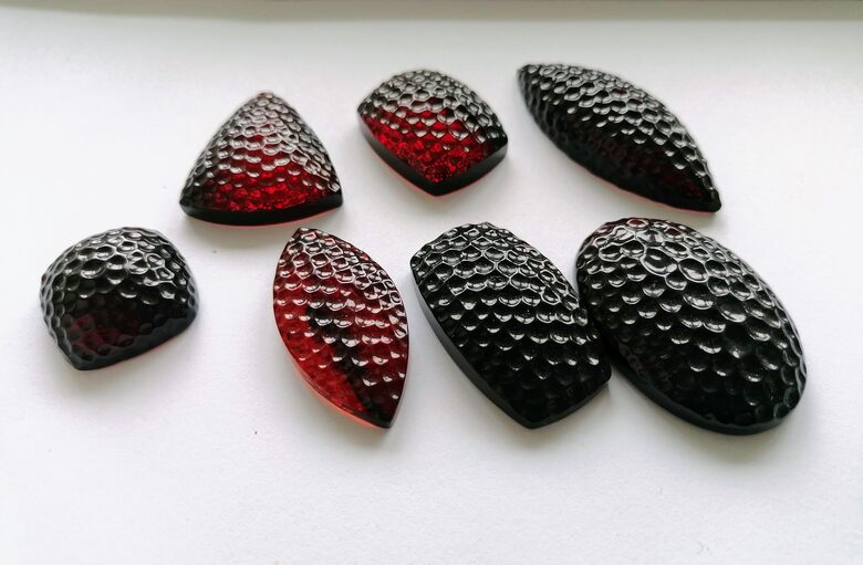 Vyšnios spalvos graviūruoti Baltijos gintaro kabušonai plokščia nugarėle