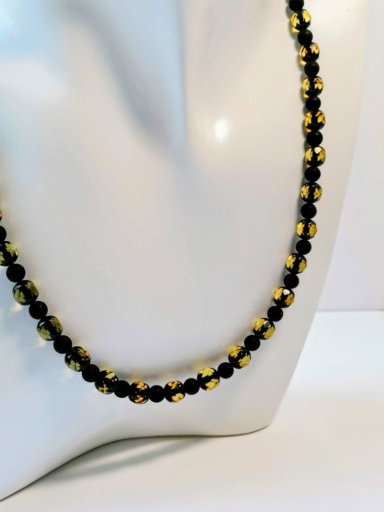 Žalio facetuoto ir juodo Baltijos gintaro vėrinys