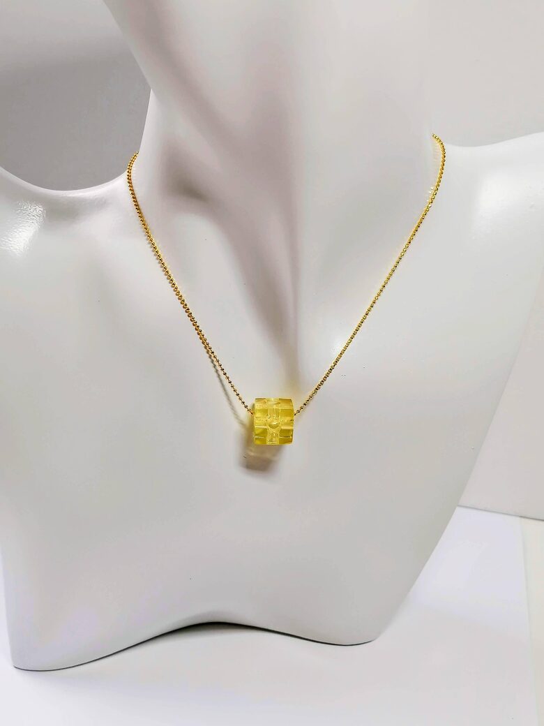 Minimalistinis gintaro pakabukas kubelio formos | Pergręžtas