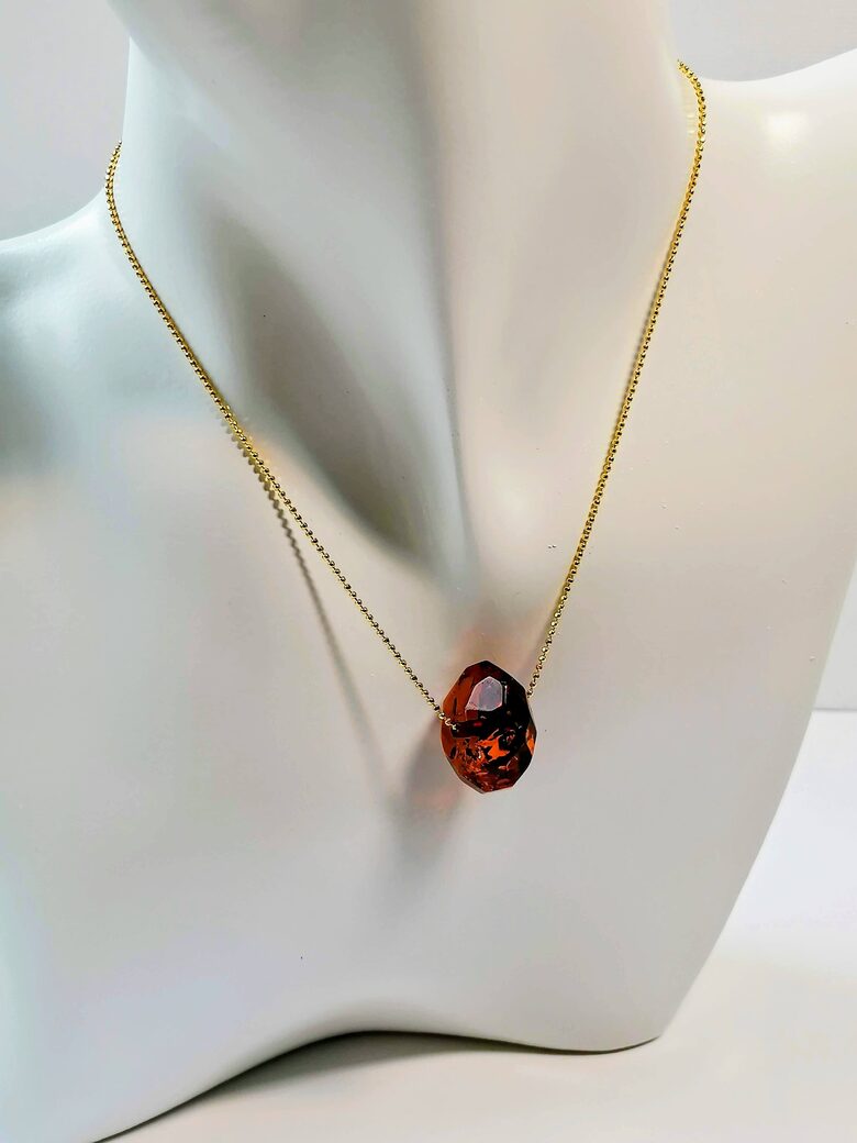 Minimalistinis laisvos formos gintaro pakabukas | Perveriamas