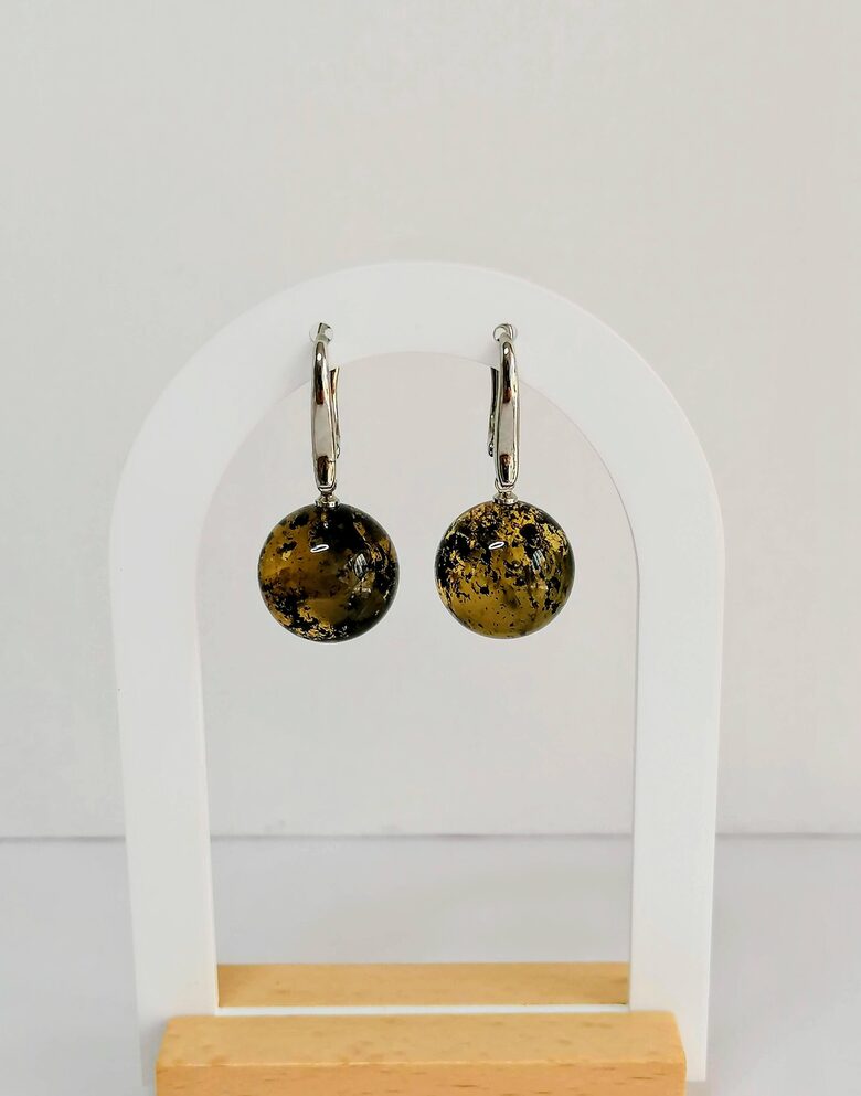 Gintaro auskarai iš aplavaus fosilinio gintaro su samanėlėmis