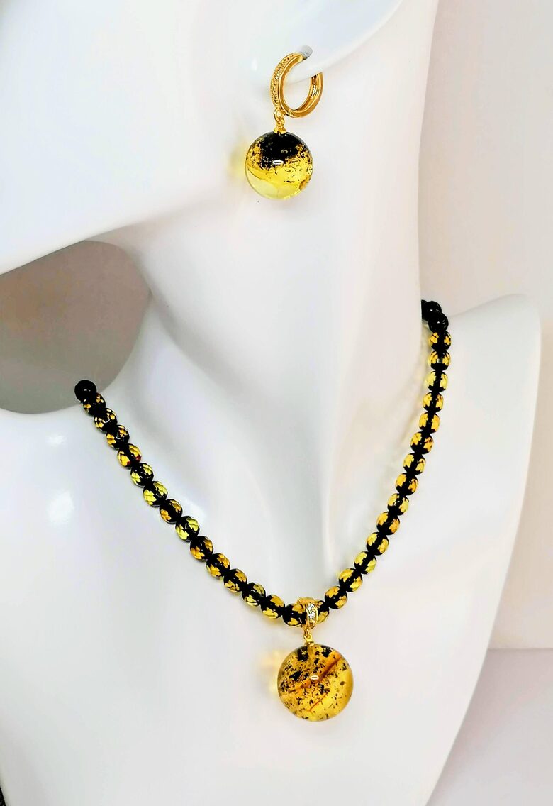 Prabangus fosilinio ir žalio gintaro papuošalų rinkinys