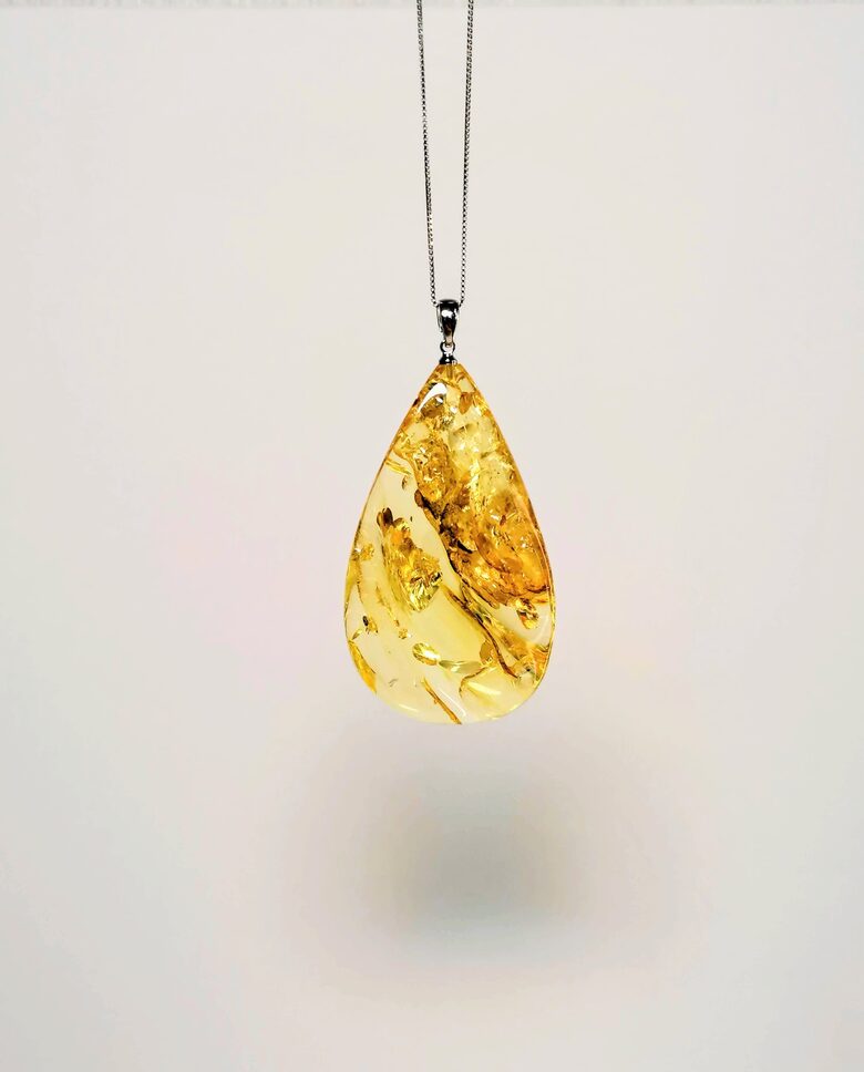 Lašo formos natūralaus Baltijos gintaro pakabukas