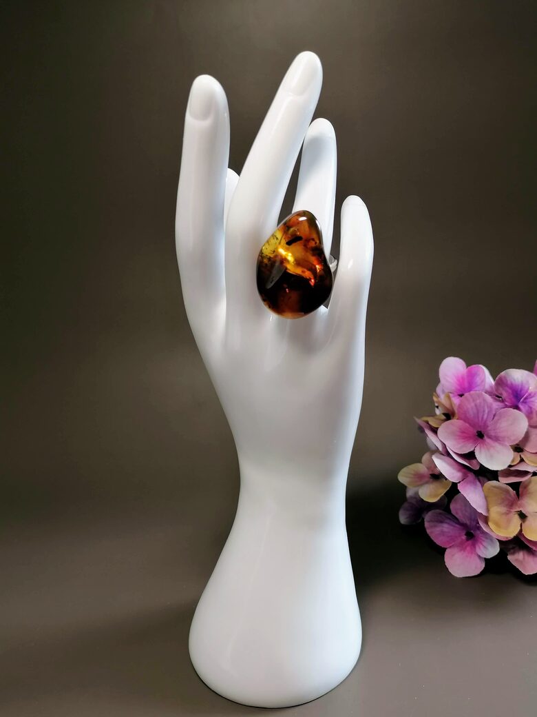 Natūralios formos poliruoto gintaro gabaliuko žiedas – išskirtinis Baltijos gintaras
