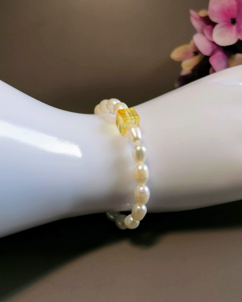 Freshwater Pearl Bracelet with Cube-Shaped Amber Accent