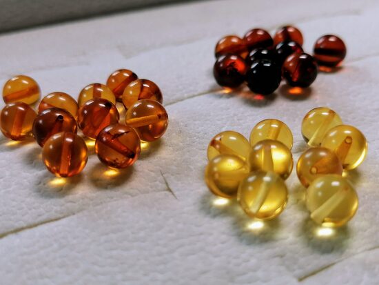 Baltijos gintaro karoliukai 6 mm., 9 vnt.