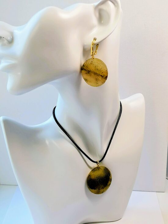 Dotted Engraved Amber Jewelry Set – Earrings and Pendant