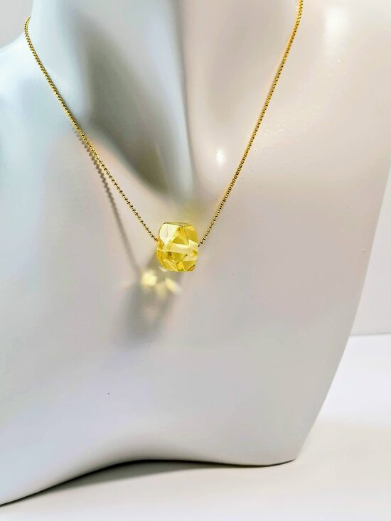 Minimalistinis natūralios spalvos laisvos formos gintaro pakabukas | Pergręžtas