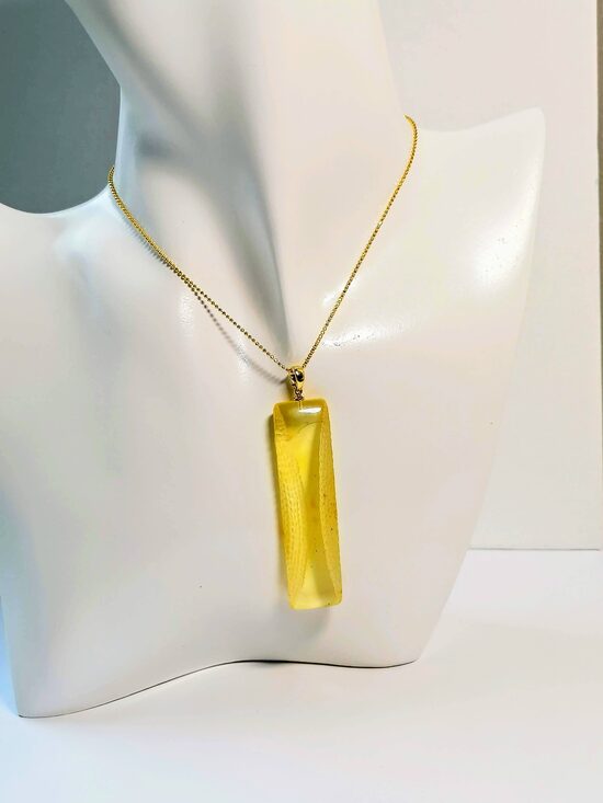 Stačiakampio formos graviūruotas gintaro pakabukas | Baltijos gintaras